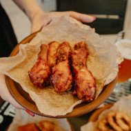 Жареные куриные крылышки с соусом барбекю