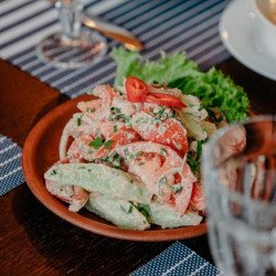 Салат из свежих овощей в ореховом соусе